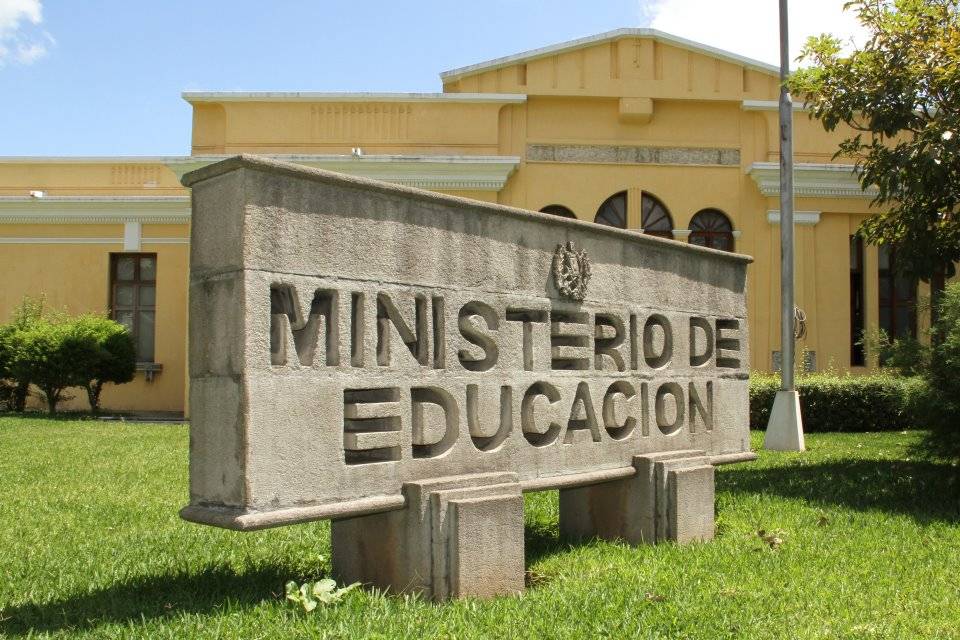 Educación autoriza que 103 colegios retomen clases presenciales