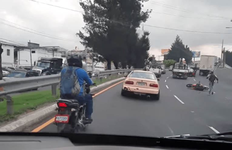 VIDEO. Motorista intenta quebrar retrovisor de vehículo y termina en el asfalto