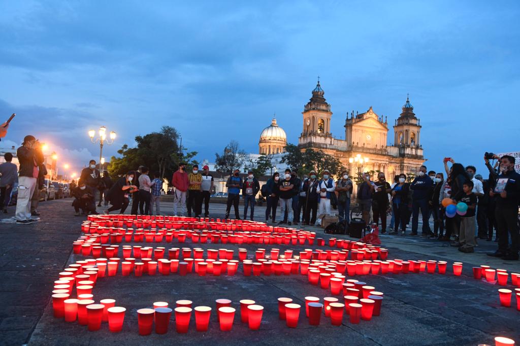 Recuerdan con velas a fallecidos por coronavirus y acusan a Giammattei