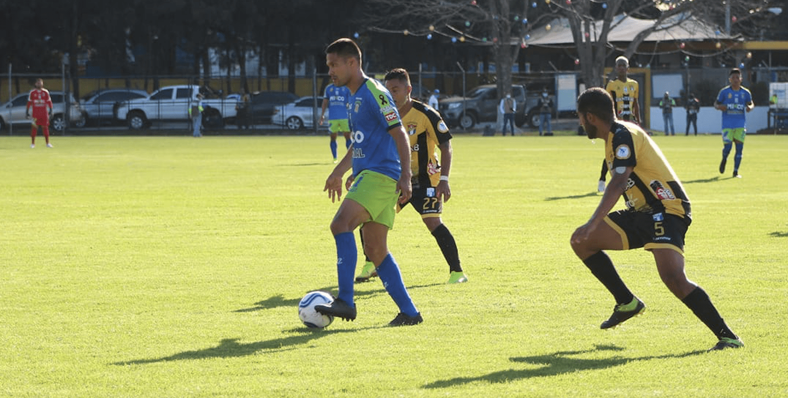 ¡Rotundo rechazo! Más de 300 futbolistas se oponen al tope salarial