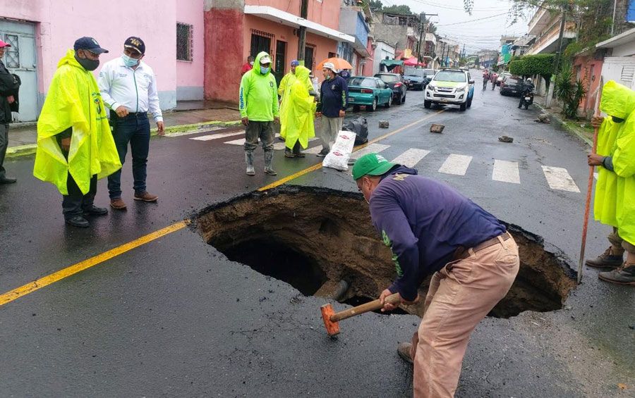 Se registra hundimiento en el bulevar Pablo Sexto, zona 7 de Mixco