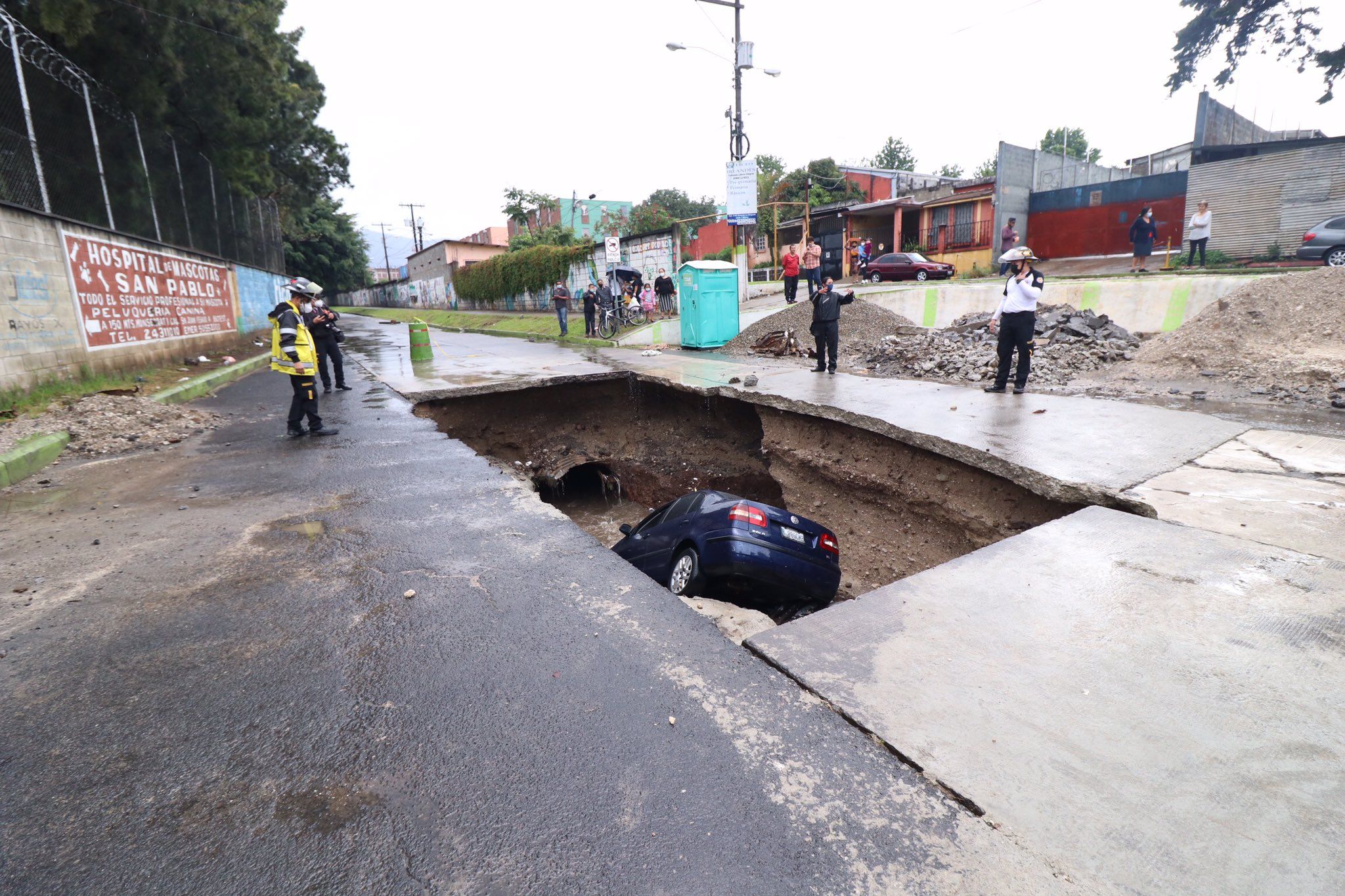 Vehículo cae en hundimiento ocurrido en zona 7 de Mixco