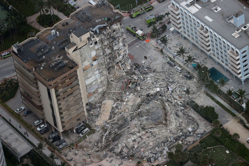 VIDEO. Captan momento del derrumbe de edificio en Miami; hay 90 desaparecidos