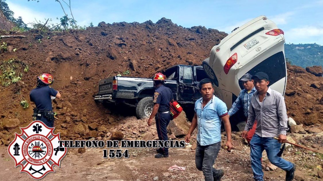 Derrumbe en Tajumulco, varios vehículos quedan soterrados