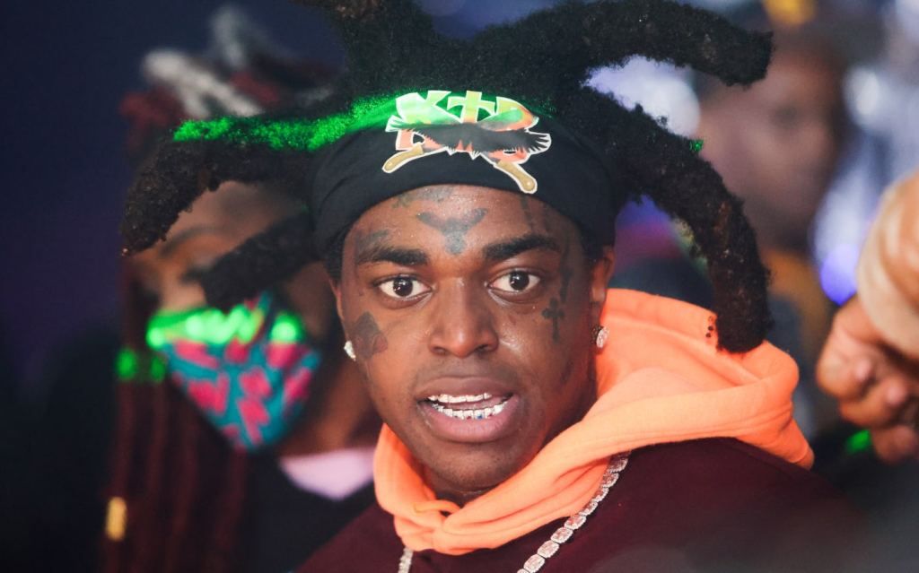 Kodak Black desata polémica al tirar miles de dólares al mar