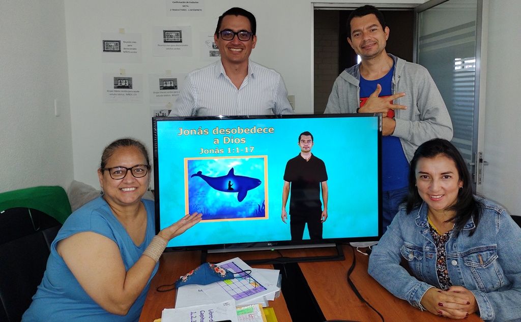 Guatemaltecos traducen libros de la Biblia a lengua de señas