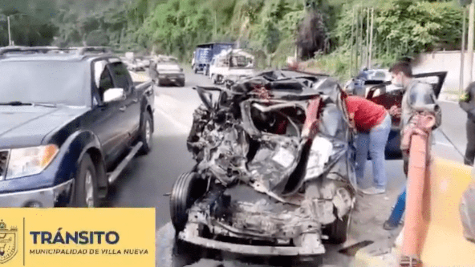 VIDEO. Tráiler choca cuatro vehículos en bajada Villalobos; complica tránsito