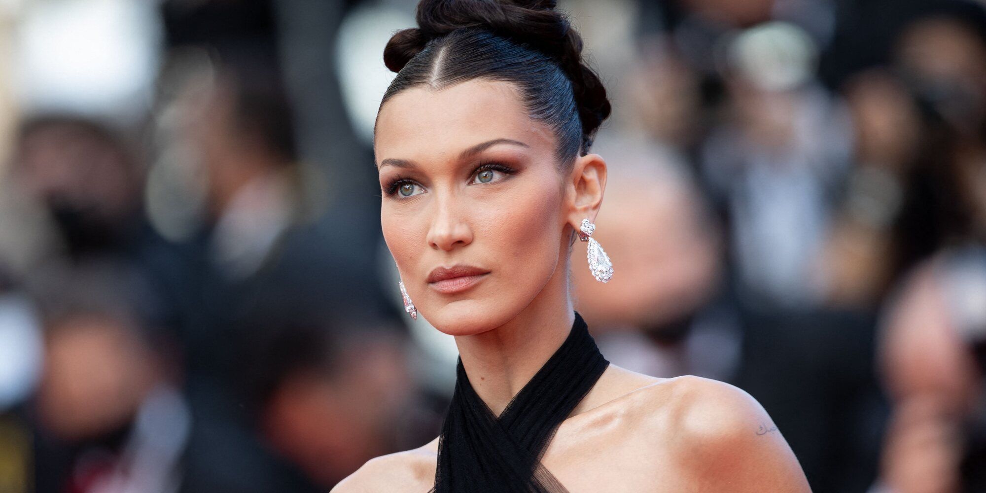 Bella Hadid rompe las redes con el collar que sostiene sus senos desnudos