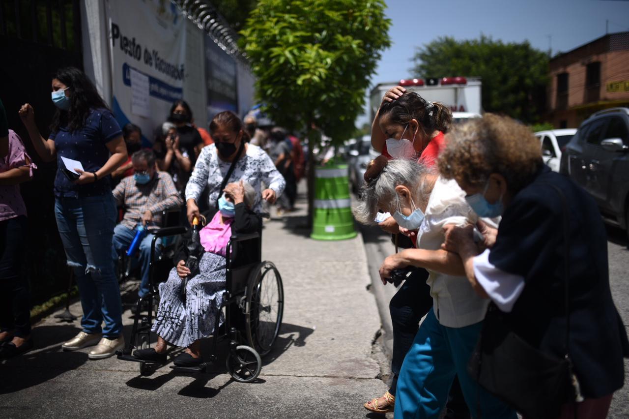 Suspenden vacunación en centro Alida España por falta de dosis de AztraZeneca