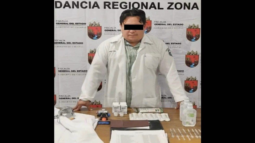 Supuesto médico es capturado en Chiapas por aplicar vacunas falsas