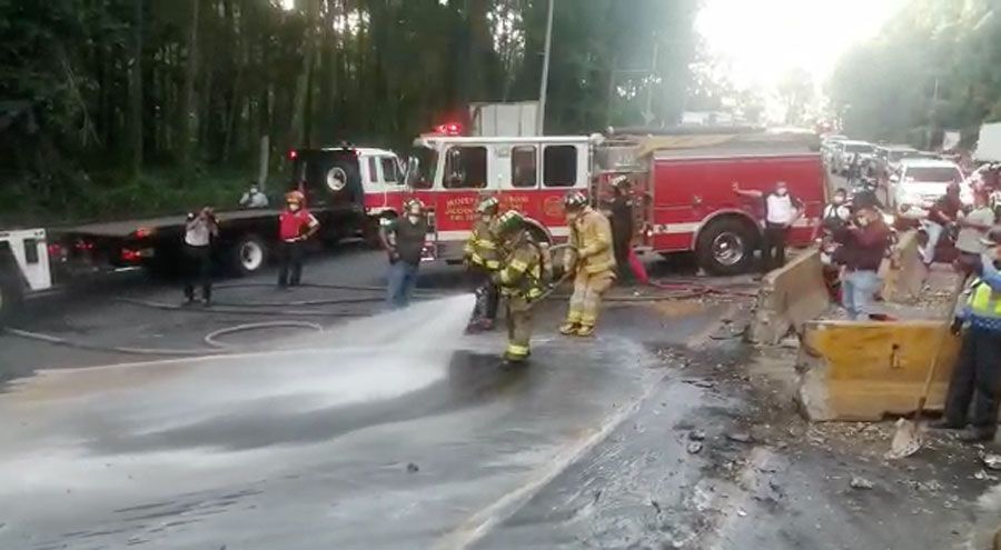 Tráiler colisiona varios vehículos en la bajada de Villa Lobos