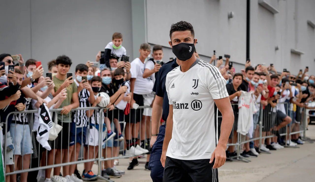 Cientos de seguidores recibieron a Cristiano Ronaldo en el entreno de la Juventus