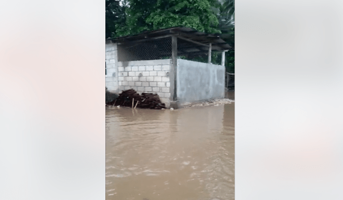 VIDEO. Vecinos en Izabal piden apoyo para evacuar viviendas inundadas