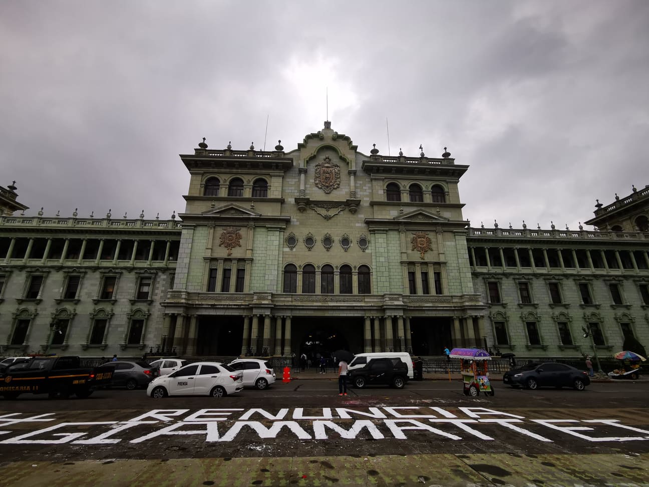 Con pintas frente al Palacio, jóvenes piden renuncia de Giammattei