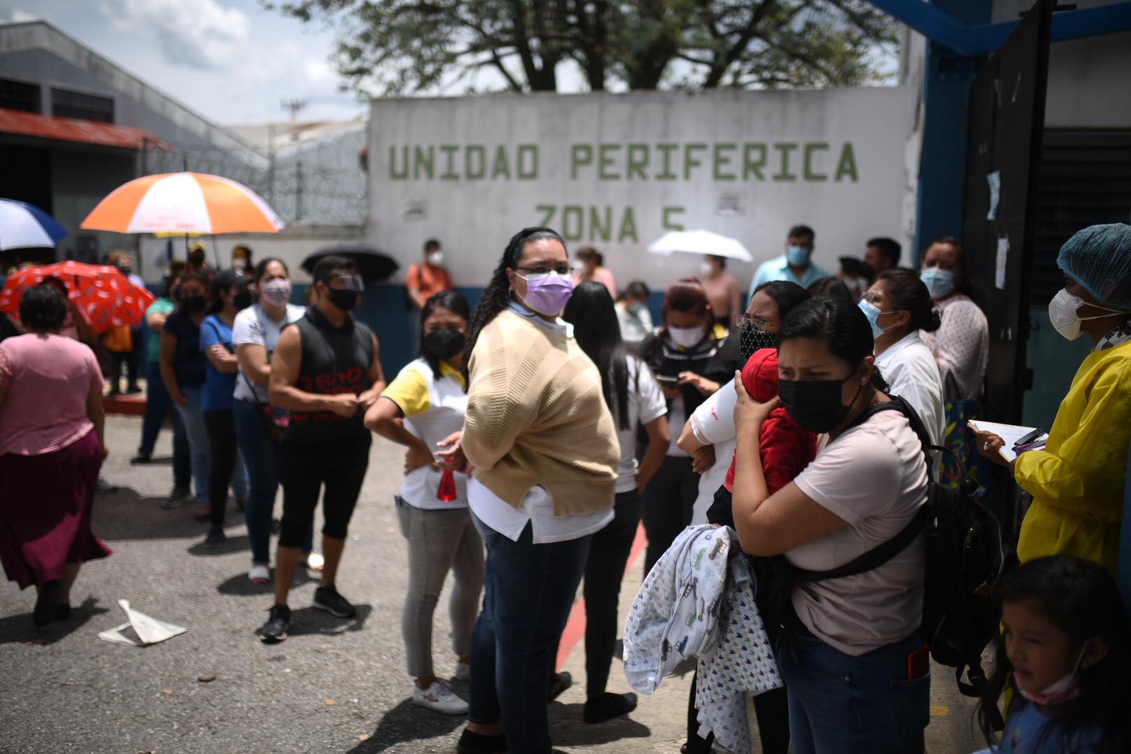 Larga fila de maestros en centro de vacunación contra el Covid-19