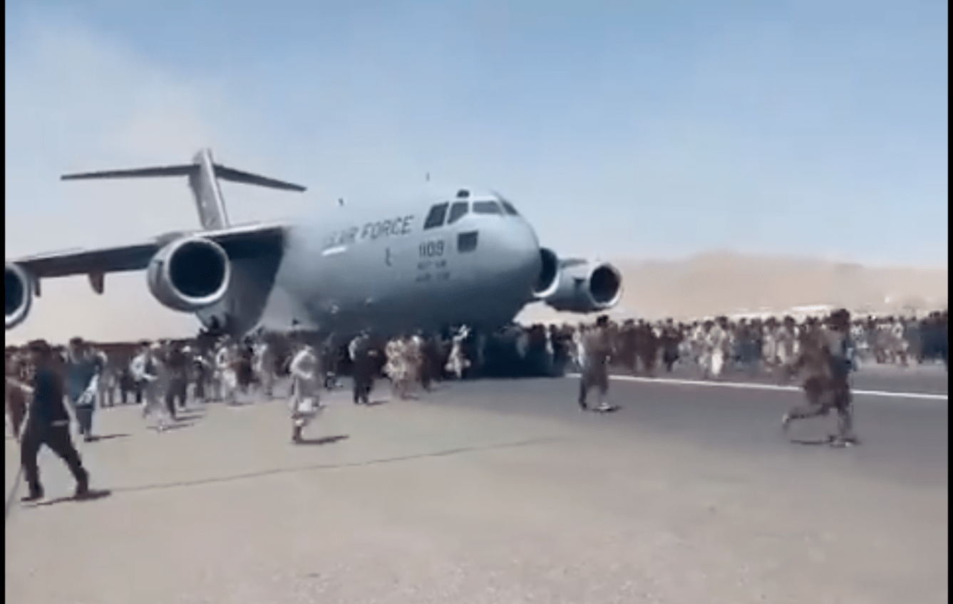 VIDEO. ¡Caen del avión! En medio del caos, intentan huir colgados de aeronave