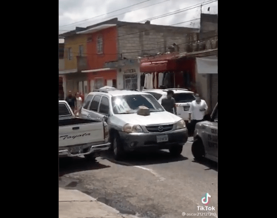 VIDEO. Indigna agresión contra adulto mayor que se metió en contra de la vía