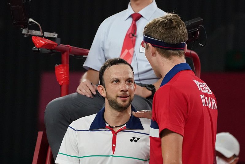 Viktor Axelsen reconoce el gran partido de Kevin Cordón en semifinales