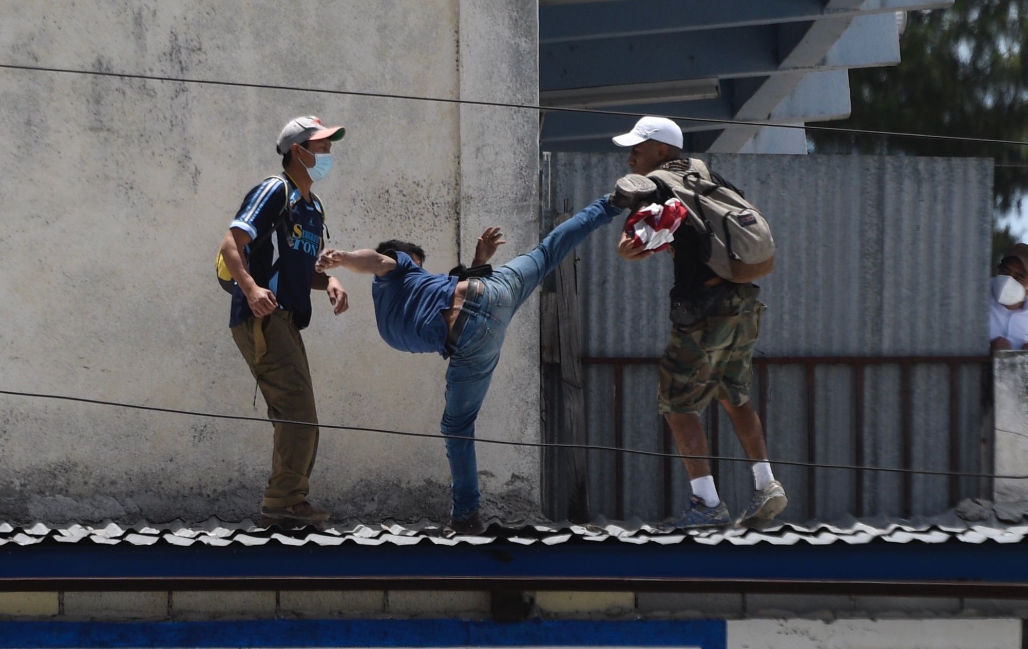 Enfrentamiento entre aficionados que intentaron ingresar al estadio Xambá