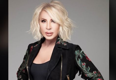 Llaman «momia» a Laura Bozzo por posar en traje de baño y medias