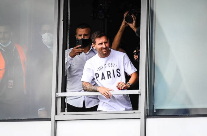 VIDEO. Lionel Messi recibió una calurosa bienvenida en el Aeropuerto de París