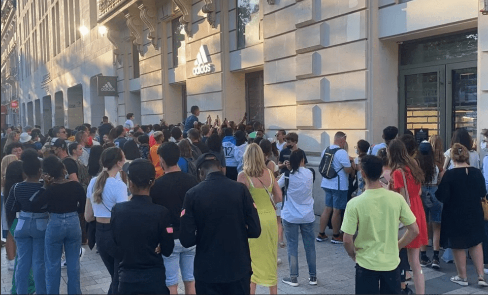 VIDEO. Locura en París por el primer paseo de Messi y su familia