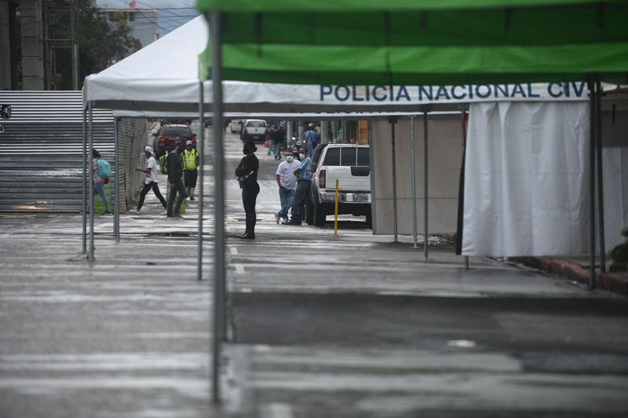 Habilitan puesto de vacunación vehicular frente al Palacio Nacional