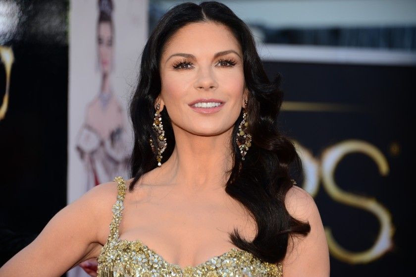 Emmy: Catherine Zeta-Jones deja ver tremenda pierna en alfombra roja