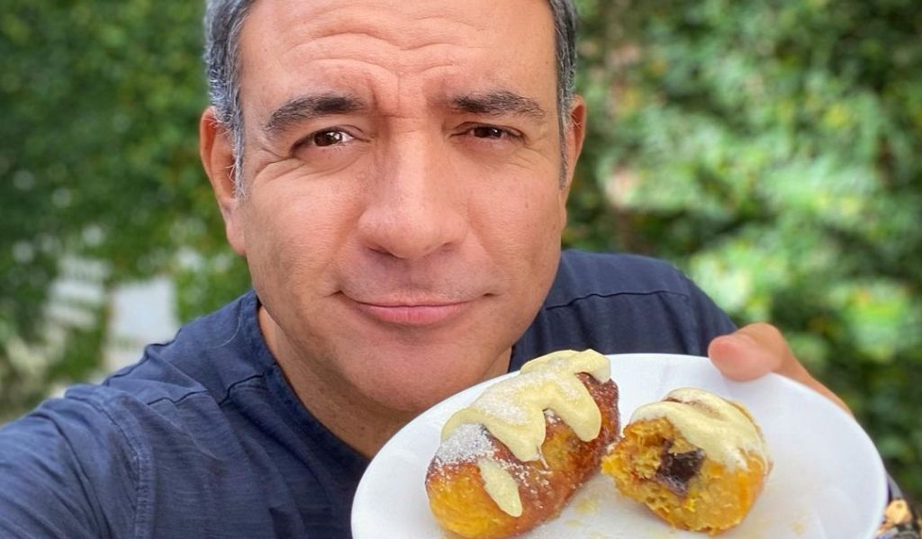 ¡Orgulloso de su país! Héctor Sandarti muestra al mundo cómo preparar rellenitos guatemaltecos