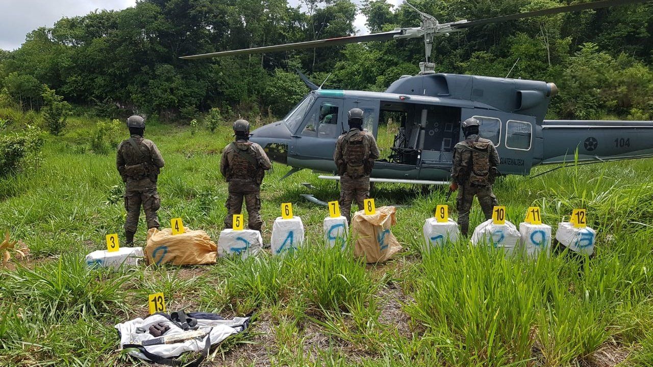 Incautan 260 kilos de cocaína cerca de avioneta quemada en Petén