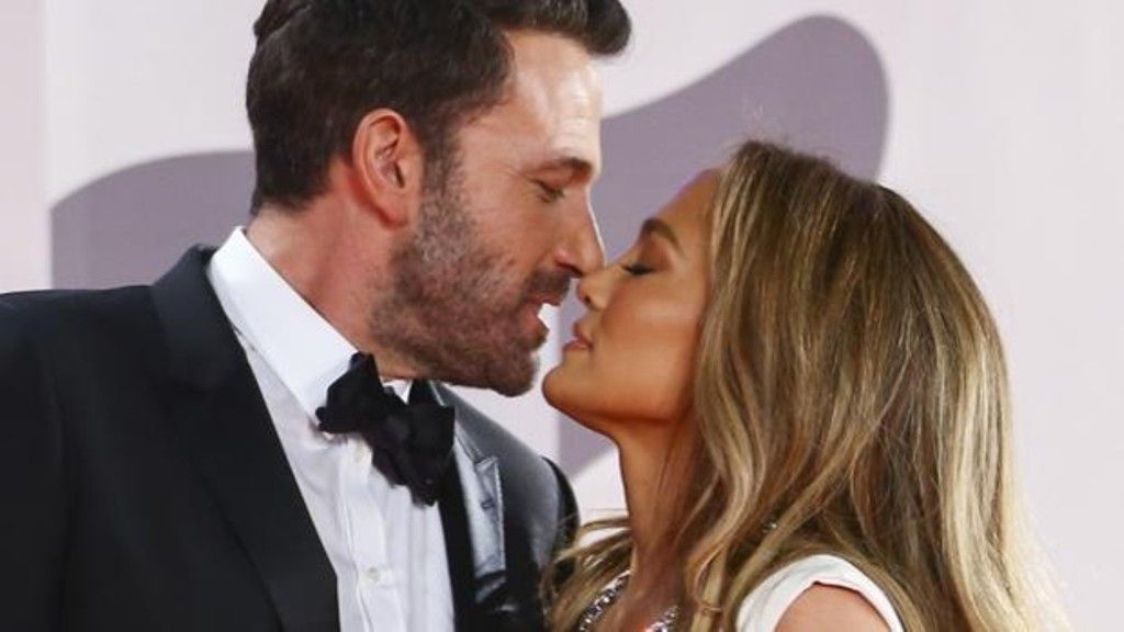 Con sensual vestido, Jennifer Lopez arrasa con Ben Affleck en alfombra roja