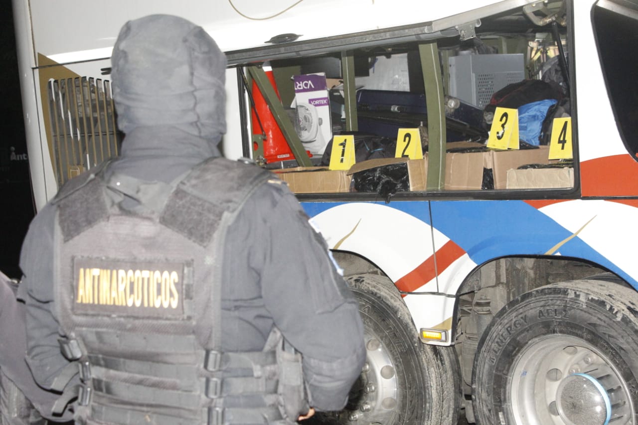 Bus extraurbano transportaba 96 libras de marihuana en Poptún, Petén