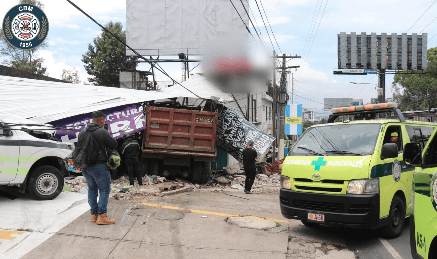 Aparatoso accidente en zona 10: una persona fallecida y varias heridas