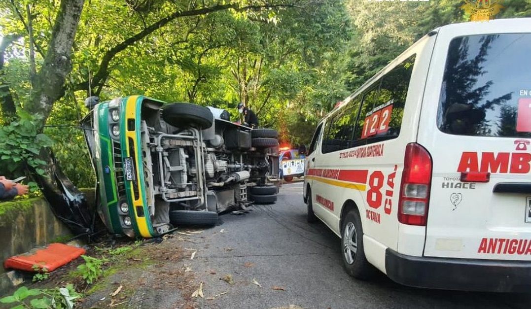 Al menos seis heridos al volcar microbús en ruta hacia Antigua Guatemala