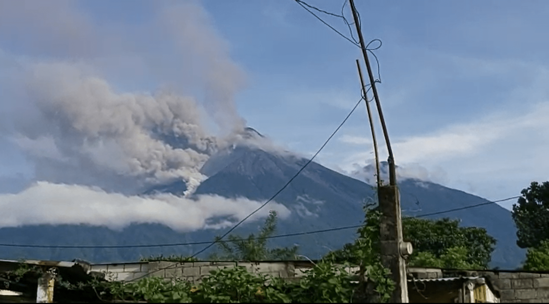 Volcán de Fuego continúa en monitoreo tras erupción con flujos piroclásticos