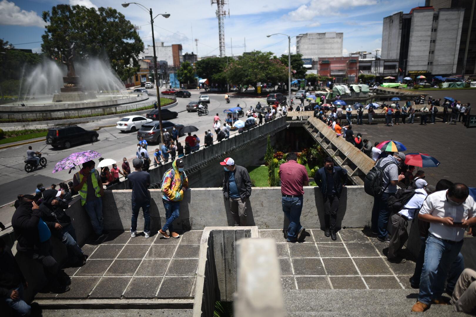 Guatemaltecos forman largas filas para adquirir billete del Bicentenario de Independencia