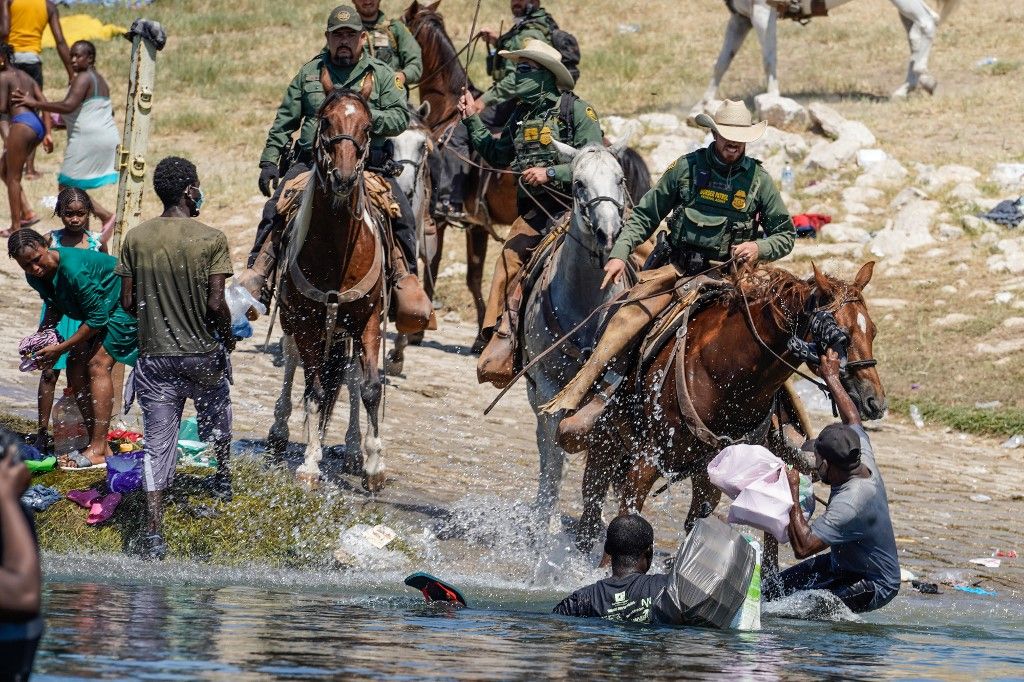 Biden se pronuncia por guardias captados haciendo retroceder «a caballo» a migrantes haitianos