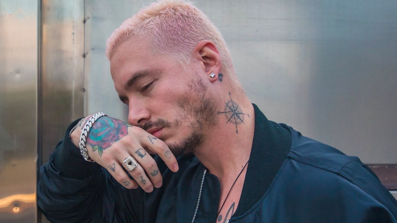 J Balvin termina lastimado por las lujosas cadenas que lució en alfombra roja