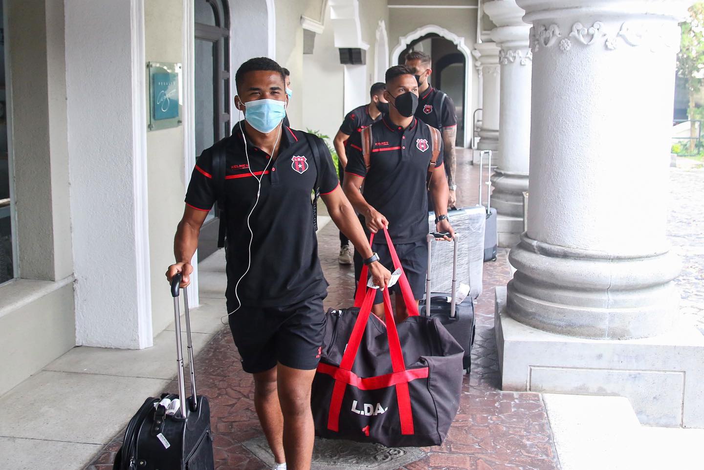 VIDEO. Alajuelense llegó a Guatemala para el duelo ante Guastatoya de este martes