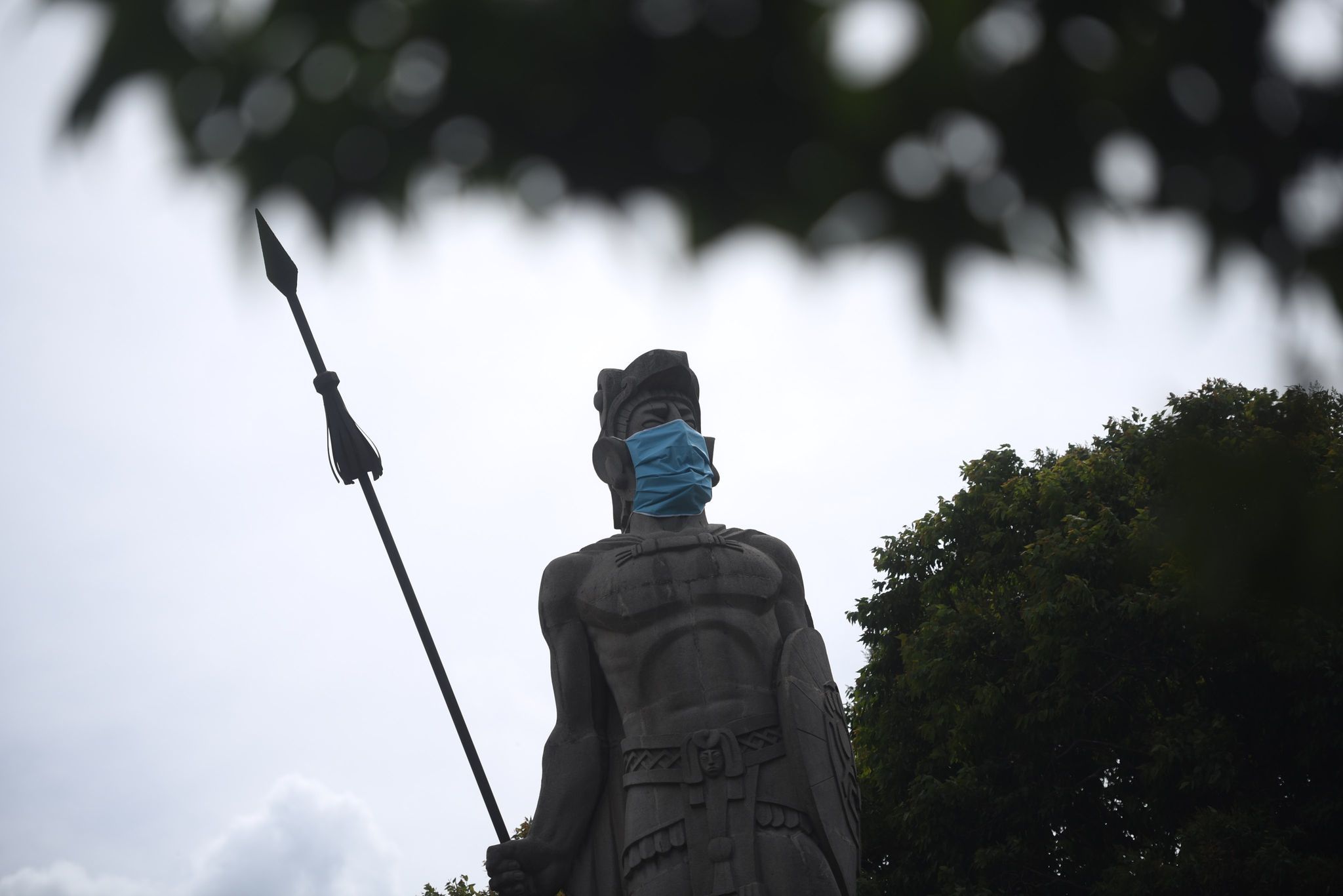 Monumentos con mascarilla por toda la ciudad; llamado a la prevención del Covid-19