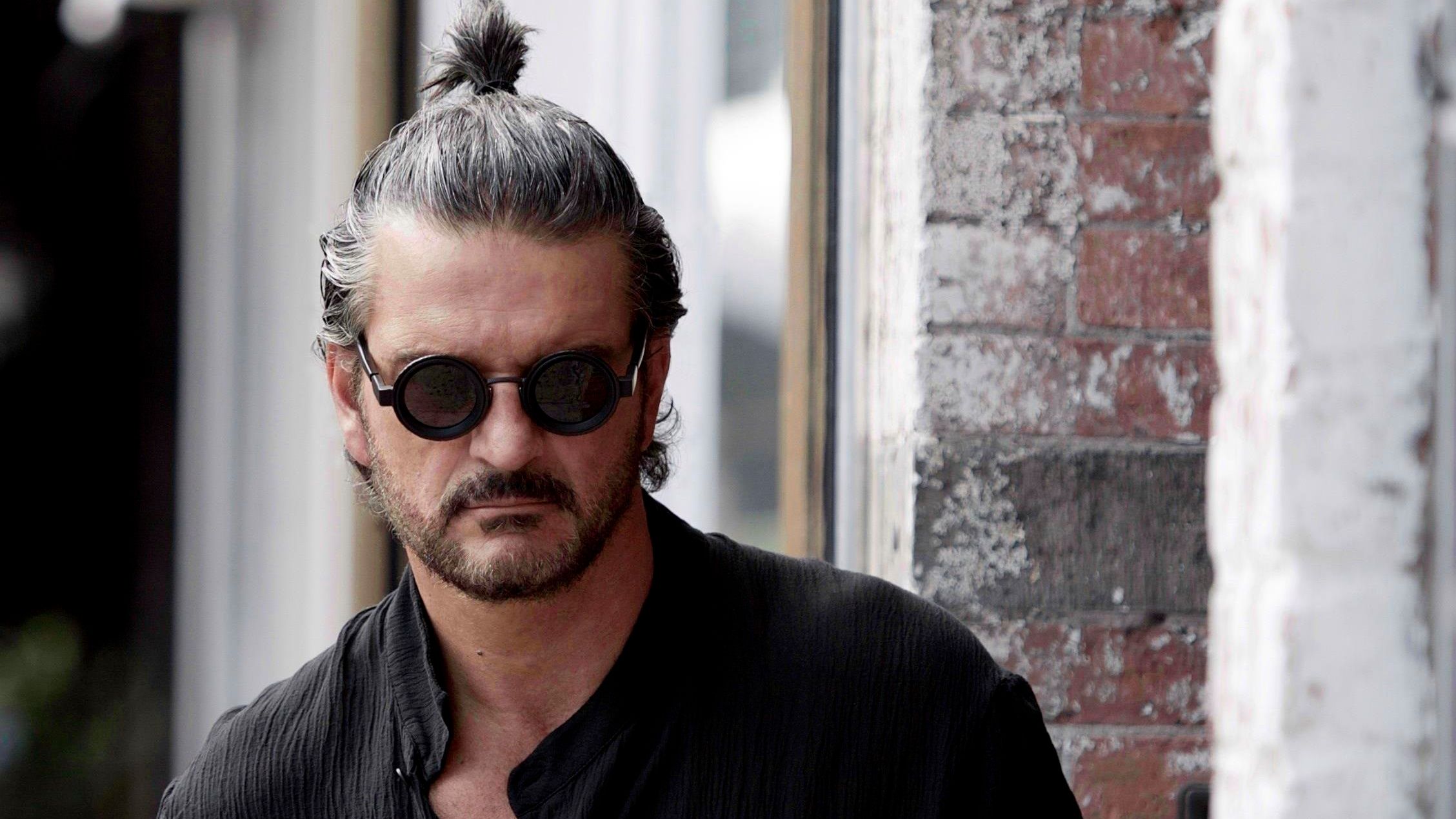 Ricardo Arjona revela dos de sus nuevas canciones para “Negro”