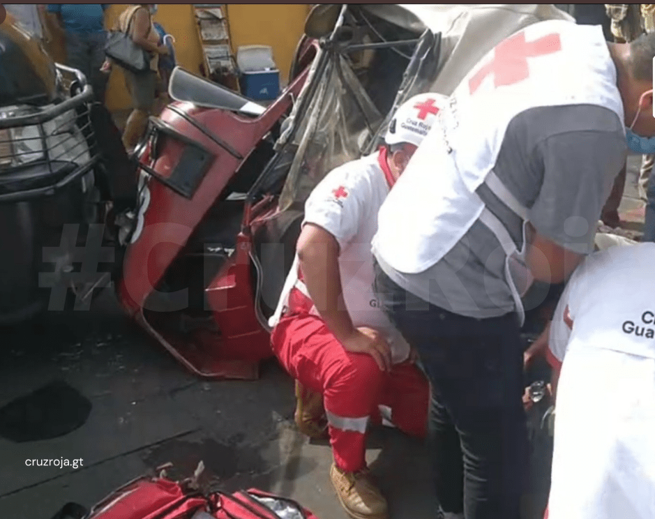 VIDEO: rescatan a dos personas del interior de tuctuc que fue embestido por microbús