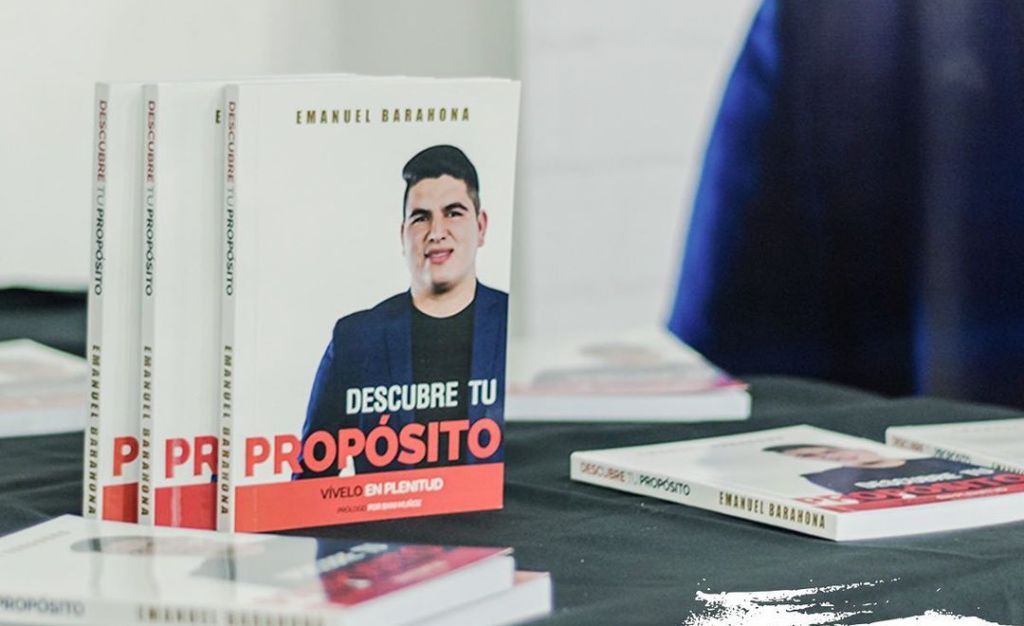 Emanuel Barahona, artista guatemalteco, presenta su libro «Descubre tu propósito»