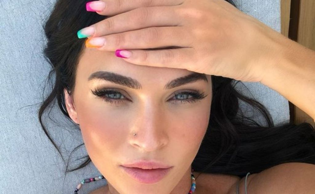 Megan Fox levanta pasiones al posar sin ropa y mostrar su nueva imagen como “hija del diablo”