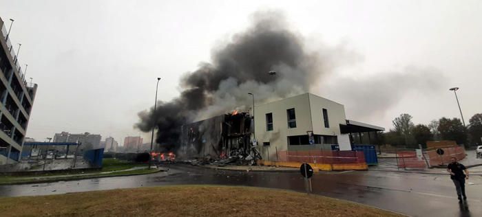 Video: avión se estrella contra edificio en Milán; hay 8 muertos