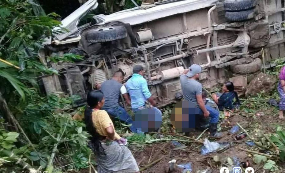 Bus cae a barranco en San Pedro Carchá, Alta Verapaz