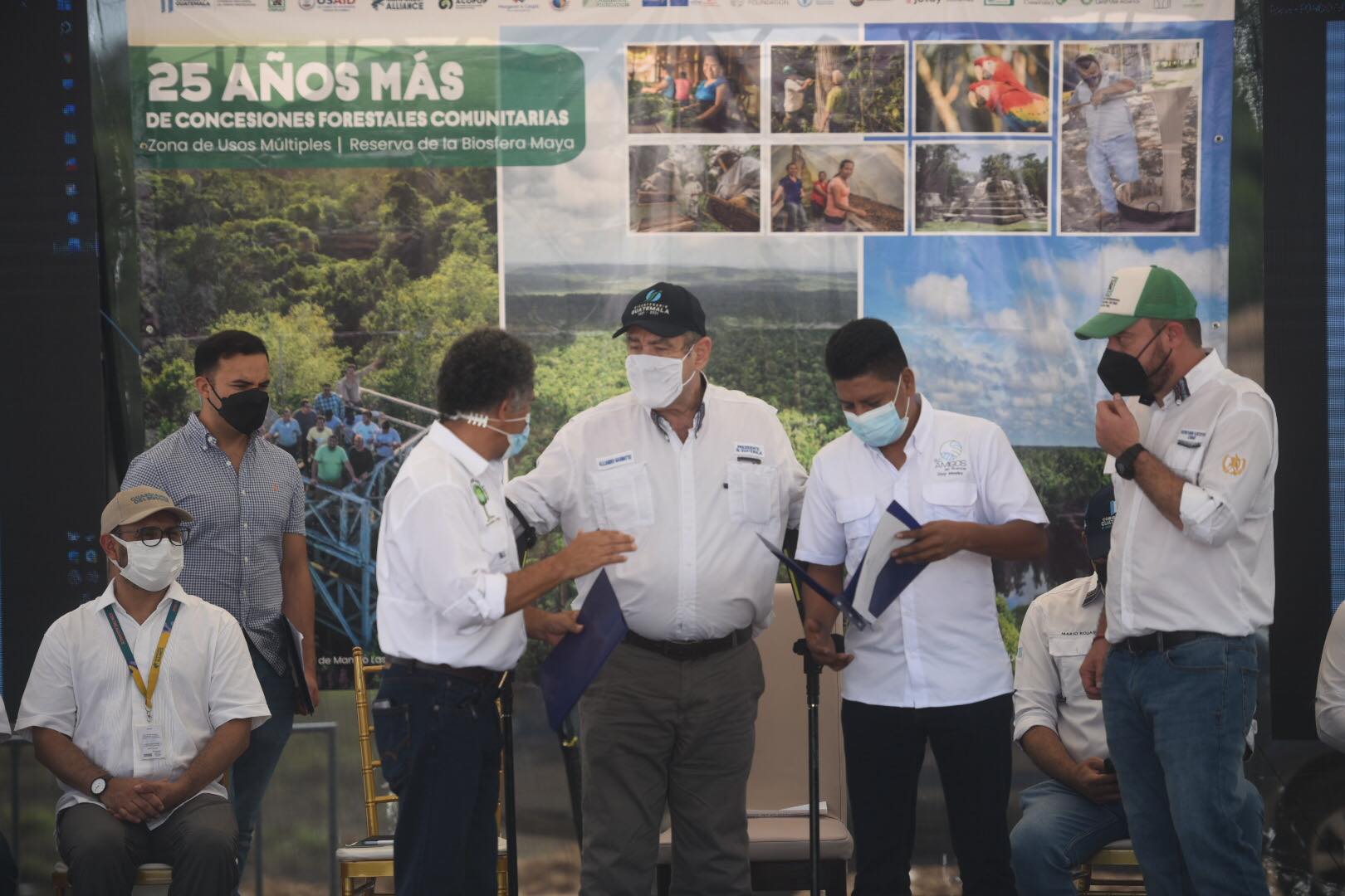 Presidente hace entrega de contratos de prórroga de concesiones forestales