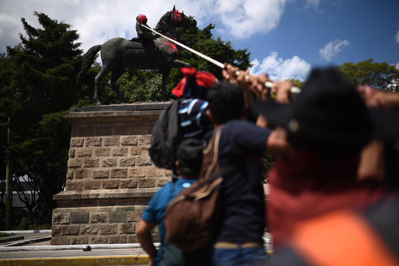 Manifestantes destrozan monumentos y hacen rodar cabeza de general Reina Barrios