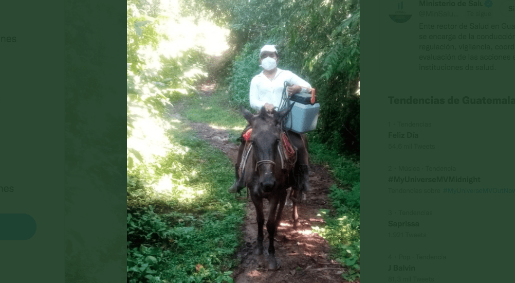 ¡En caballo! Enfermeras acercan la vacuna en comunidad de difícil acceso