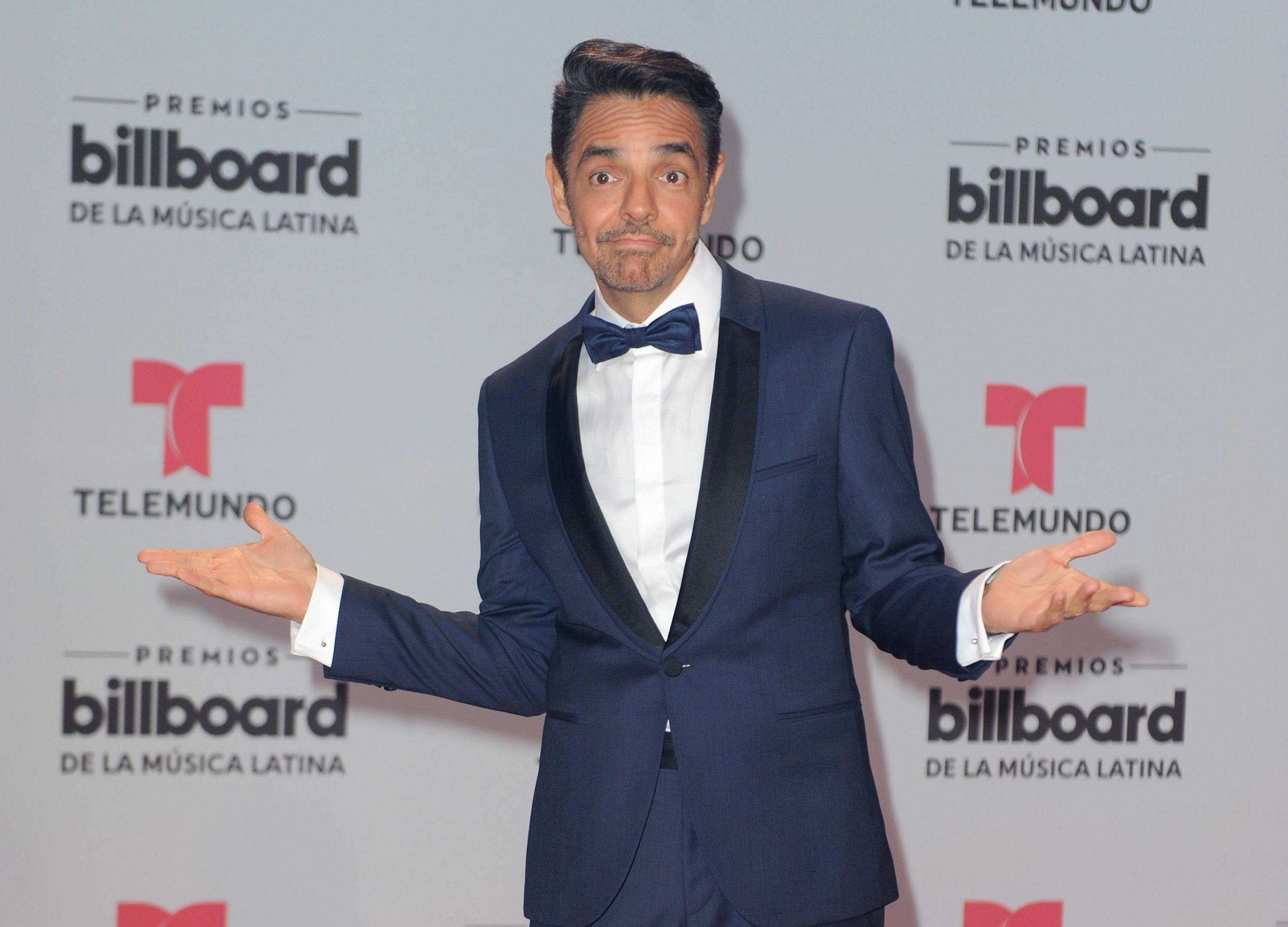 Vandalizan estatua de Eugenio Derbez que colocaron en Acapulco